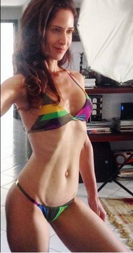 Com barriga chapada e músculos definidos, atriz de 50 anos causou frisson na internet (Foto: Arquivo Pessoal/Instagram)